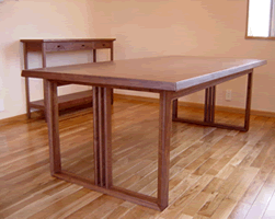 手前：ウオールナット材テーブル、奥：ウオールナット無垢材飾棚